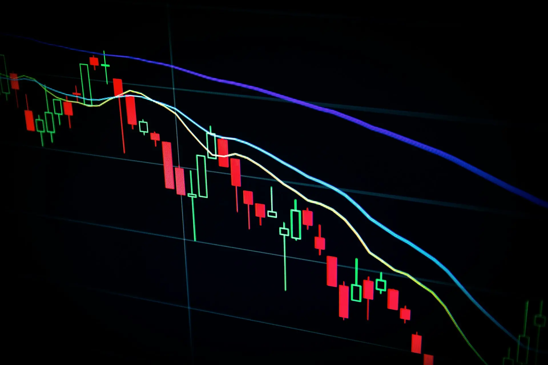 Bank of England Holds at 4% as a 5-4 Vote Signals a Possible Cut
